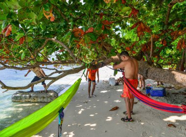 İnsanlar Phu Quoc, Vietnam plajlarında eğleniyor.