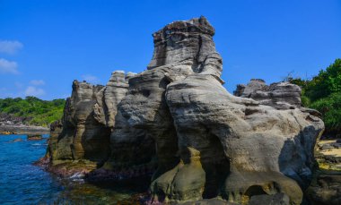 Güneşli bir günde Denizde kayalar