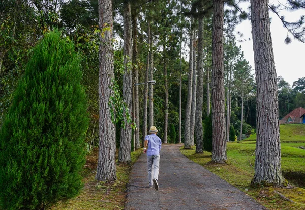 Jonge Aziatische man wandelen op het platteland weg — Stockfoto