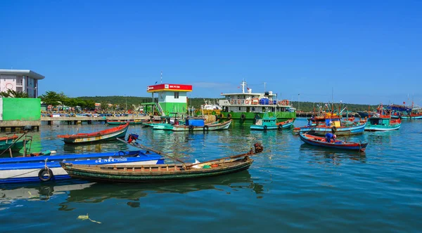 Barcos de pesca en el mar azul — Foto de Stock