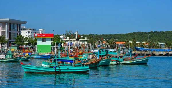 Barche da pesca sul mare blu — Foto Stock