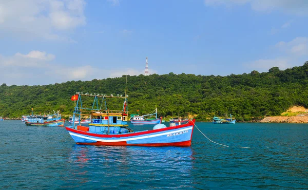 Bateaux de pêche sur la mer bleue — Photo