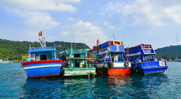 Рыбацкие лодки на синем море — стоковое фото