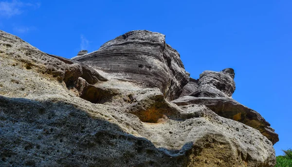 Rocas en el mar en el día soleado — Foto de Stock