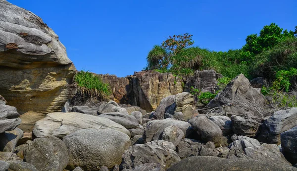 Rocas en el mar en el día soleado — Foto de Stock