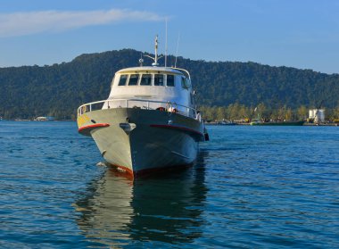 İskelede büyük feribot yanaşma