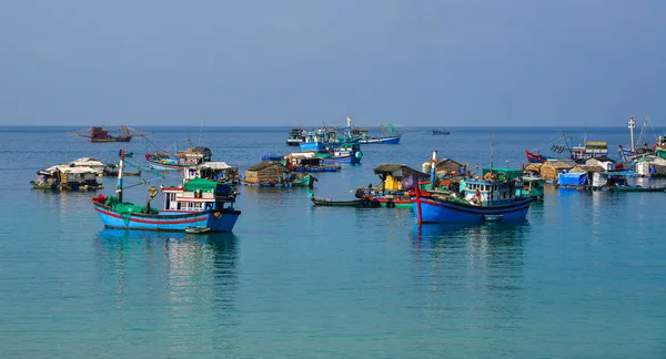 Perahu nelayan di laut biru — Stok Foto