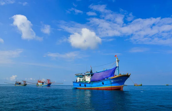 Bateaux de pêche sur la mer bleue — Photo