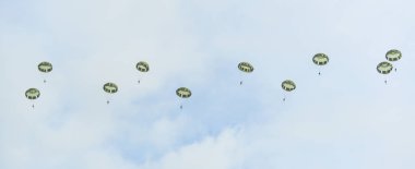 Paraşüt askerler gökyüzünde
