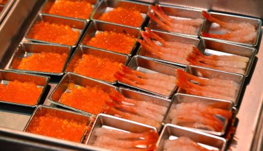 Geleneksel pazarda çiğ balık sashimi 