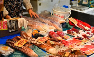 Geleneksel pazarda çiğ balık sashimi 