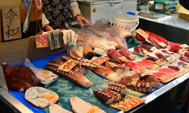 Geleneksel pazarda çiğ balık sashimi 