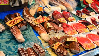 Geleneksel pazarda çiğ balık sashimi 
