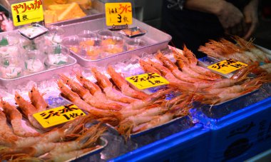 Geleneksel pazarda çiğ balık sashimi 