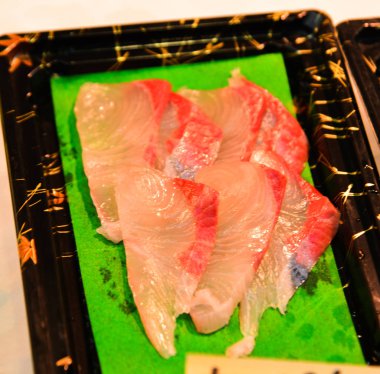 Geleneksel pazarda çiğ balık sashimi 