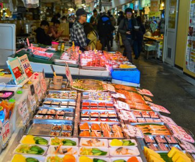 Geleneksel pazarda çiğ balık sashimi 
