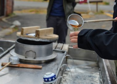 Dağdaki kamu istasyonunda sıcak çay bedava. 