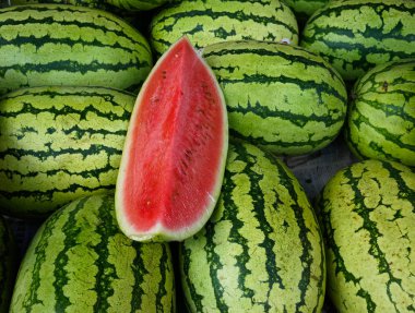 Pazarda satılık karpuz yakın çekim