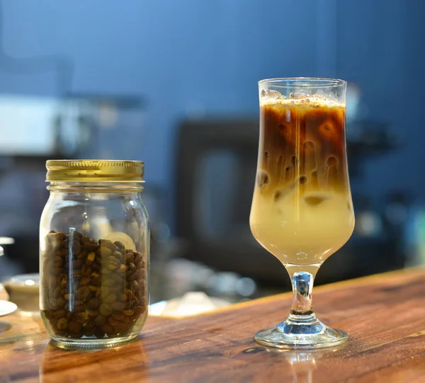 Bebida de café ecológico en el restaurante vintage — Foto de Stock