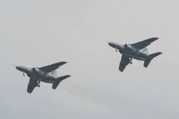 Militärflugzeug zur Ausstellung auf Luftwaffenstützpunkt Iruma — Stockfoto