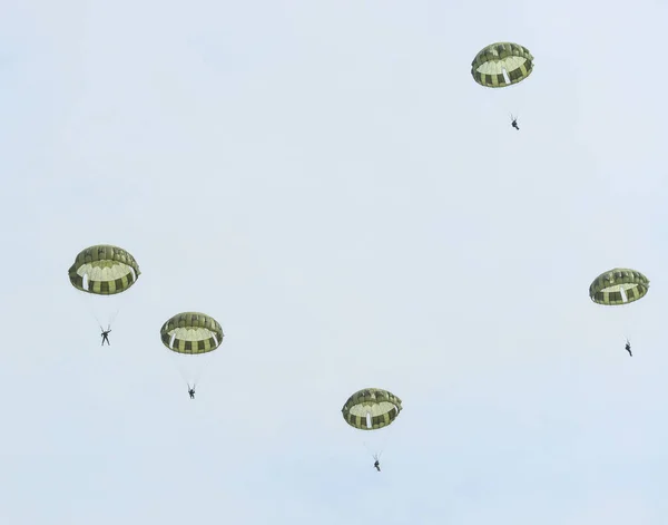 Ejtőernyős katonák az égen — Stock Fotó