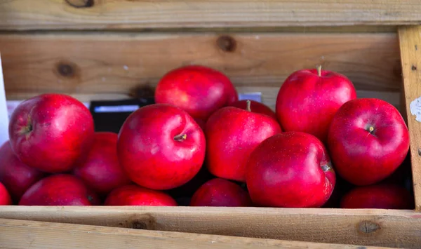 Frutas frescas de manzana en venta en el mercado callejero — Foto de Stock