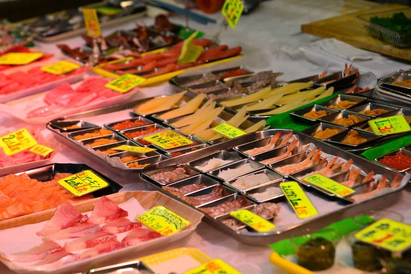 Ακατέργαστο ψάρι σασίμι στην παραδοσιακή αγορά — Φωτογραφία Αρχείου