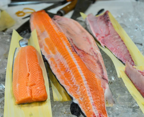 传统市场的生鱼生鱼片 — 图库照片
