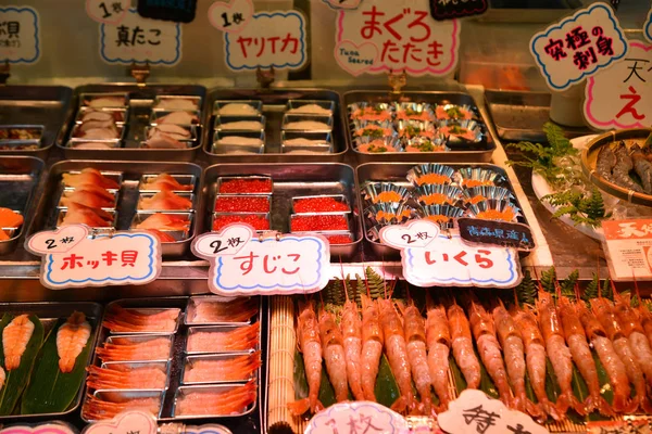 Сира риба сашимі на традиційному ринку — стокове фото