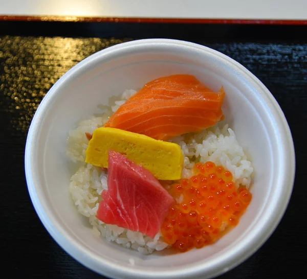 Tigela de arroz de frutos do mar coberto com peixe cru misto — Fotografia de Stock