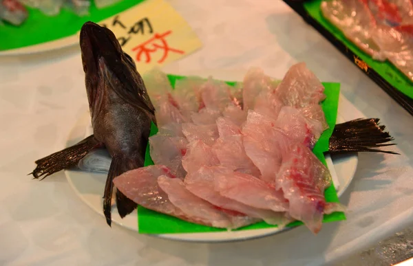 Sashimi de pescado crudo en el mercado tradicional —  Fotos de Stock