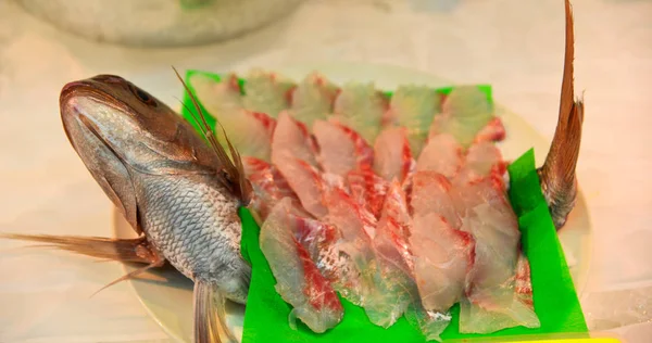 Sashimi de pescado crudo en el mercado tradicional —  Fotos de Stock