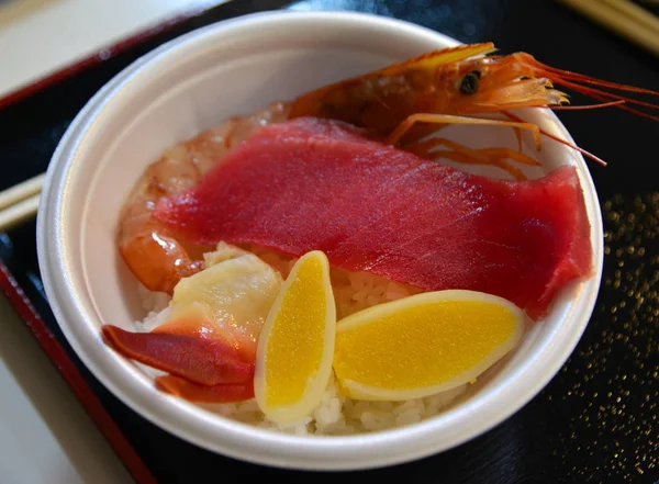 Tigela de arroz de frutos do mar coberto com peixe cru misto — Fotografia de Stock