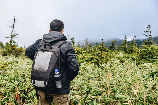 Een man wandelend op Hakkoda Mountains — Stockfoto