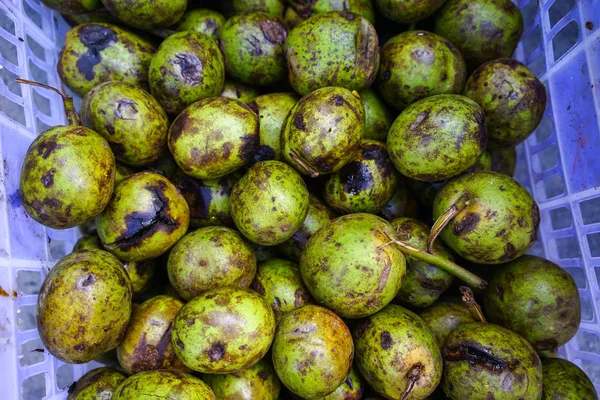 Волоські горіхи на вуличному ринку — стокове фото