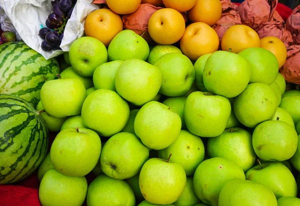 Groene appels op de plattelandsmarkt — Stockfoto