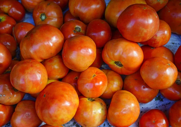 Fresh red tomato at rural market — Stock Photo, Image