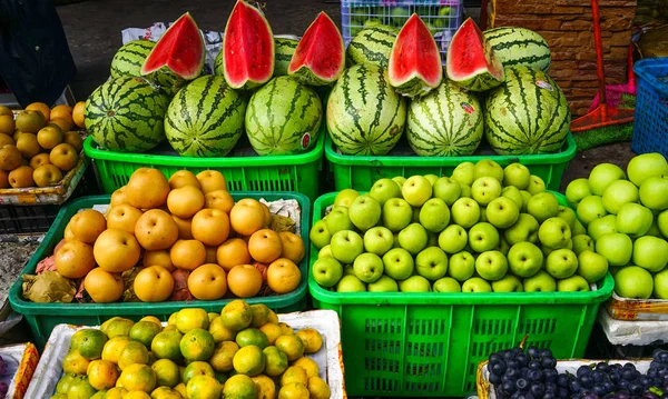 Várias frutas frescas coloridas no mercado rural — Fotografia de Stock