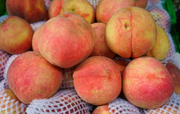 田舎の市場で甘い赤い熟した桃 — ストック写真