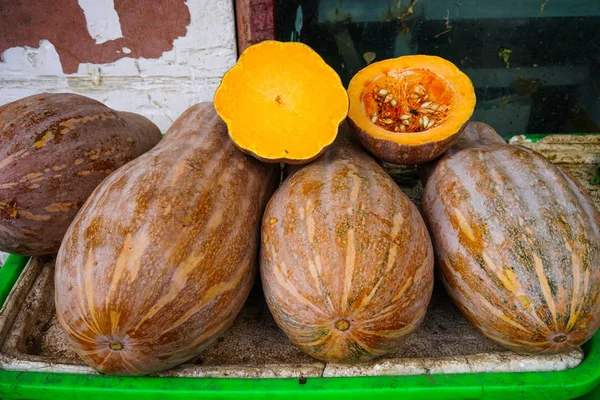 Slice of yellow pumpkin at rural market — Stock Photo, Image
