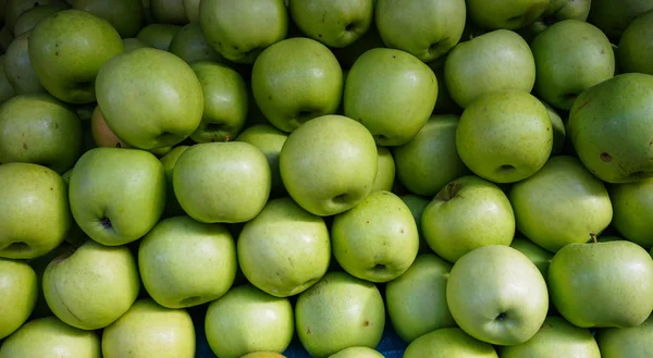 Grüne Äpfel auf dem Bauernmarkt — Stockfoto