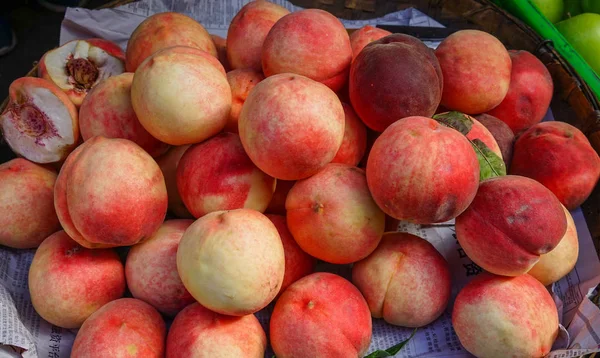 Сладкие красные спелые персики на сельском рынке — стоковое фото