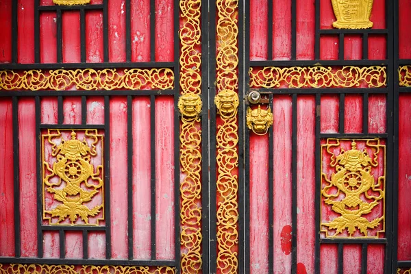 Porta in legno dell'antico tempio tibetano — Foto Stock