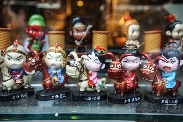 Tiga kerajaan Hero mainan di toko souvenir — Stok Foto