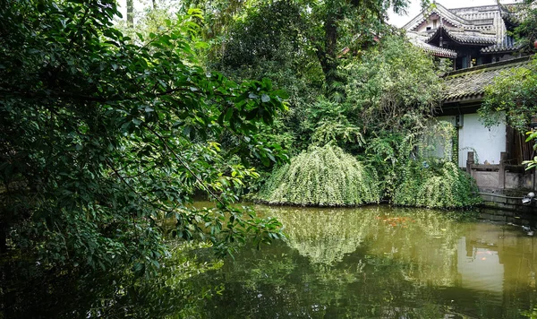 Jardim chinês com a lagoa — Fotografia de Stock