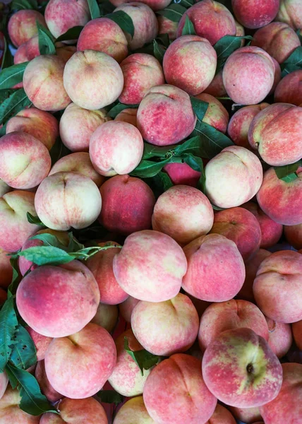 田舎の市場で甘い赤い熟した桃 — ストック写真