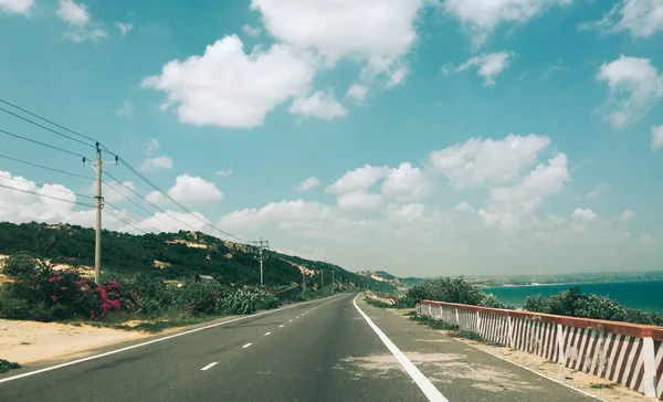 Пустое шоссе в солнечный день — стоковое фото