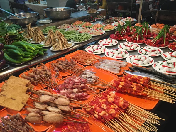 Морська їжа на нічному ринку в Тайбеї (Тайвань). — стокове фото