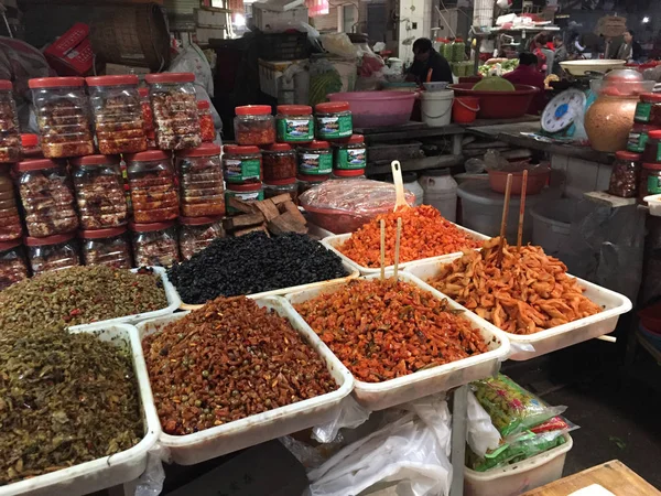 Especiarias e alimentos secos para venda no mercado local — Fotografia de Stock