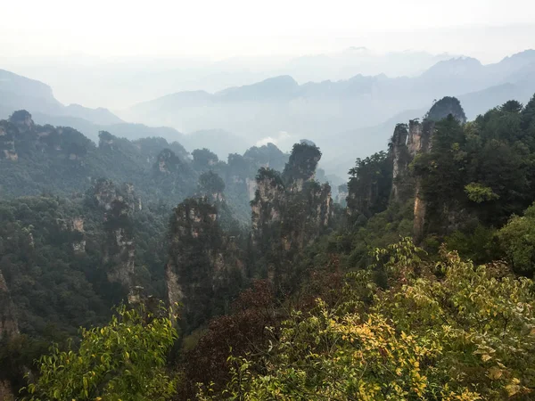 Гори в національному парку Чжанцзяцзи. — стокове фото
